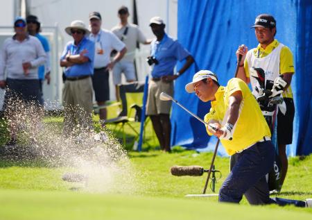 最終ラウンド、１５番でバンカーショットを放つ松山英樹。通算１４アンダーで７位＝セッジフィールドＣＣ（共同）