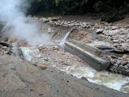 土石流により橋が流された現場＝９日、長野県安曇野市（県安曇野建設事務所提供）