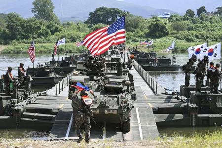 韓国京畿道驪州市で、米韓軍事演習「乙支フリーダムシールド（自由の盾）」の一環で実施された合同渡河訓練＝２０２５年８月（共同）