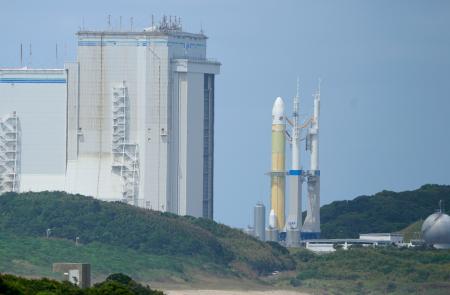 発射地点に移動するＨ３ロケット９号機＝１０日午後、鹿児島県の種子島宇宙センター