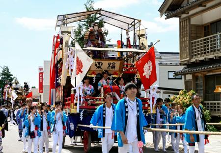 姥神大神宮渡御祭で「いにしえ街道」を巡る山車＝１０日午後、北海道江差町
