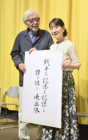 自ら手がけた題字を紹介する吉永小百合(右)と山田洋次監督=東京都豊島区