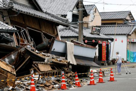 地震で倒壊した熊本県氷川町の家屋＝１０日午前