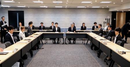 捜査対象の通信内容を遠隔から把握する手法の導入に向け開かれた有識者検討会の第１回会合＝１０日午後、東京都千代田区