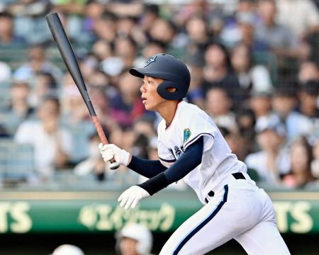 　高岡商―高川学園　６回表高川学園２死二塁、開原が中前に適時打を放つ＝甲子園