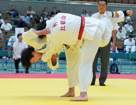 女子７８キロ級決勝で、比叡山・林桃（手前）を攻める富士学苑・勝又美涼＝和歌山ビッグホエール