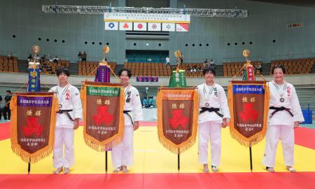 　柔道女子個人戦の各階級優勝選手。（左から）６３キロ級の比叡山・森田七海、７０キロ級の国士舘・友田幸葵、７８キロ級の富士学苑・勝又美涼、７８キロ超級の比叡山・坂本四葉＝和歌山ビッグホエール