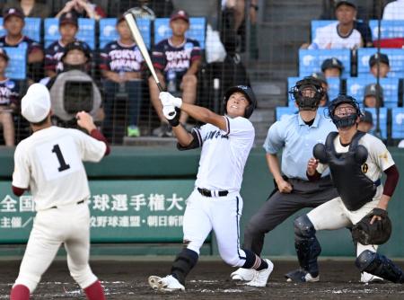高岡商―高川学園　５回表高川学園１死一、三塁、吉田が中前に適時打を放つ。投手小久保、捕手法土＝甲子園