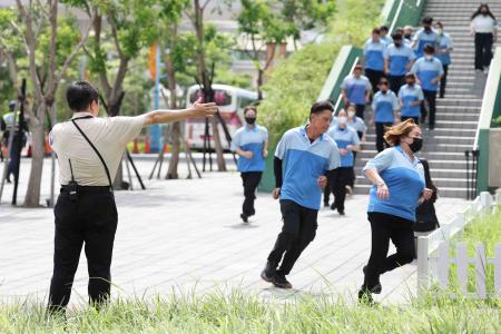 警報を受けて避難する人たち＝１０日、台湾中部（中央通信社＝共同）
