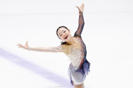女子ＳＰ　演技する島田麻央＝木下カンセーアイスアリーナ