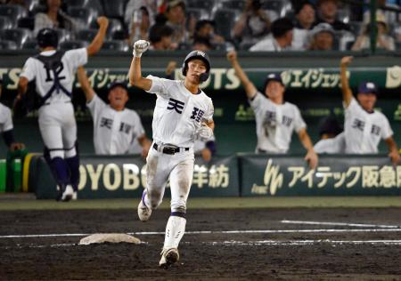 天理―福山　４回表、左越えに先制本塁打を放ち一塁を回る天理・金本＝甲子園
