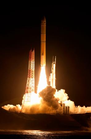 準天頂衛星システム「みちびき７号機」を載せ、鹿児島県の種子島宇宙センターから打ち上げられるＨ３ロケット９号機＝１１日午前４時２３分