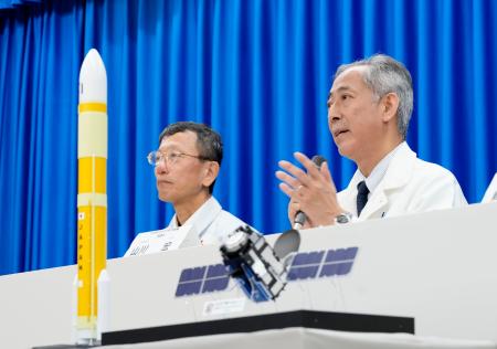 H3ロケット9号機の打ち上げ後、記者会見するJAXAの山川宏理事長(右)ら=11日午前、鹿児島県の種子島宇宙センター