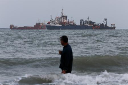 １０日、イラン沖のホルムズ海峡に停泊する船舶（ゲッティ＝共同）