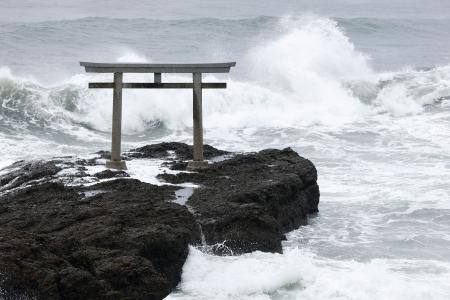 台風15号の影響で高波が打ち寄せる茨城県大洗町の海岸=11日午前10時29分