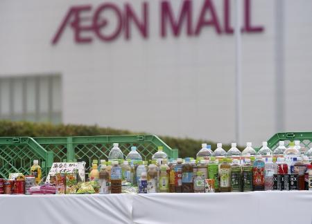 爆発で犠牲者が出た「イオンモール熊本」に供えられた飲み物や花束＝１０日、熊本県嘉島町