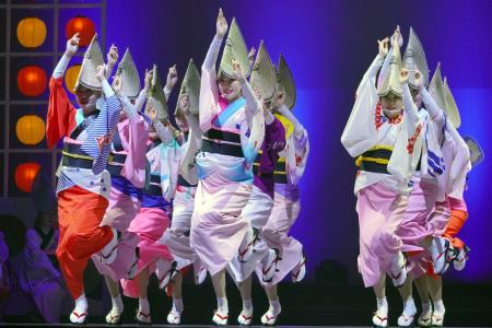 阿波おどりのオープニングイベントで披露された演舞＝１１日午後、徳島市