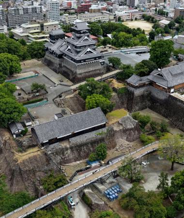 １３日からの再開が決まった熊本城＝１０日、熊本市（ドローンから）