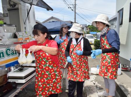 被災した住民らに防災食のレシピを教える本田節さん（左）＝１１日午前、熊本県氷川町