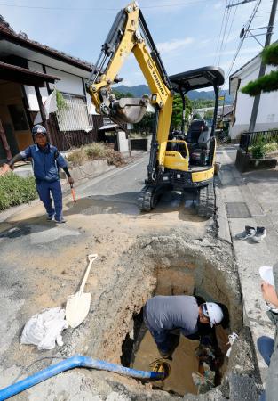 地震で被災した熊本県氷川町で行われる水道復旧工事＝１１日午後