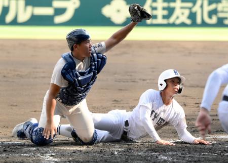 履正社―享栄　１回裏享栄２死一、二塁、永谷の左前打で二走森迫が本塁を狙うがタッチアウト。捕手三木＝甲子園