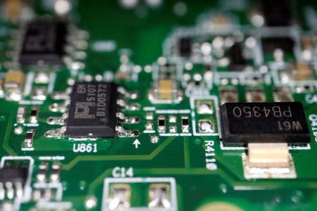 半導体チップ(ロイター=共同)
