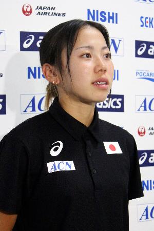 女子800メートルで5位となり、帰国後に取材に応じる久保凜=11日、成田空港