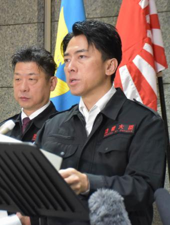 記者団の取材に応じる小泉防衛相=12日午前、防衛省