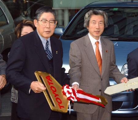 ２００２年１２月、燃料電池車の納車式でキーを小泉首相（右）に手渡すトヨタ自動車の奥田碩会長＝首相官邸