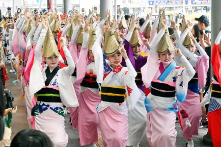 徳島市の阿波おどりで、踊りを披露する人たち＝１２日午前