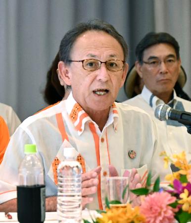 記者会見で沖縄県知事選に向けた政策を発表する玉城デニー氏＝１２日午前、那覇市
