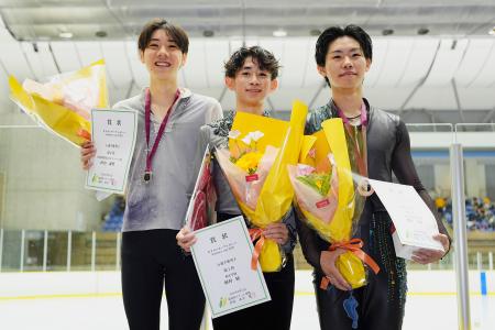 ジュニア男子で優勝した植村駿(中央)、2位の田内誠悟(左)、3位の蛯原大弥=木下カンセーアイスアリーナ