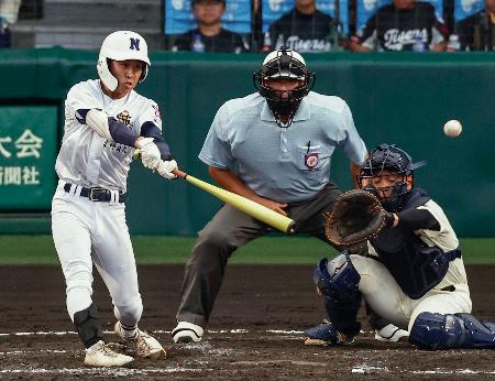 　神村学園―佐野日大　３回表佐野日大２死一、三塁、桜岡が左翼に先制の２点三塁打を放つ。捕手川本＝甲子園