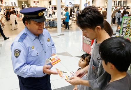 強盗殺人事件の情報提供を呼びかける、愛知県警岡崎署の加藤武嗣署長＝１２日午後、愛知県岡崎市