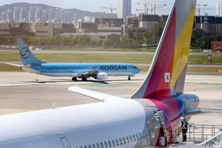 韓国の金浦空港に駐機するアシアナ航空機（手前）と大韓航空機＝１２日（聯合＝共同）
