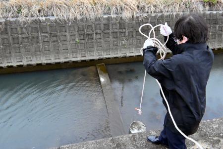 京都府立大の原田浩二教授による大阪空港周辺の水路調査＝４月、大阪府豊中市