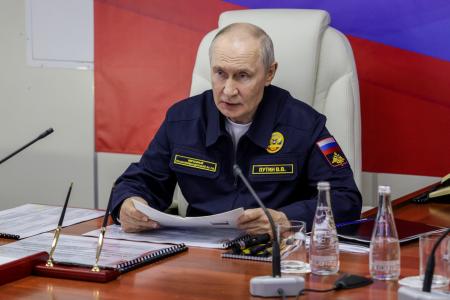 １２日、ロシア極東サハリン州で海軍の太平洋艦隊幹部らと会合を開いたプーチン大統領（ロシア大統領府提供・タス＝共同）
