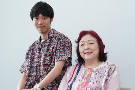 穴水佑輔（左）と丸山圭子