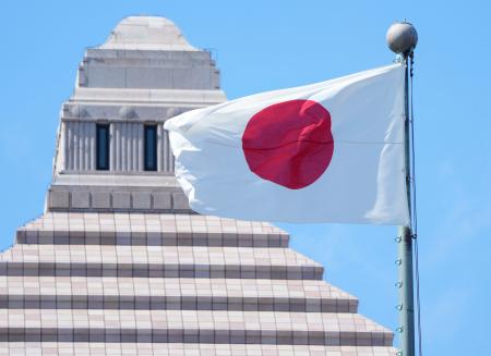 国会議事堂に掲げられた日本国旗