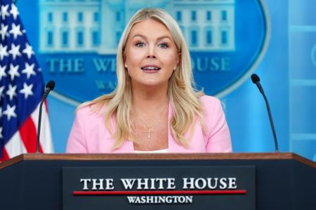 米ホワイトハウスの記者会見室で話すレビット大統領報道官＝７月１６日、ワシントン（ＡＰ＝共同）
