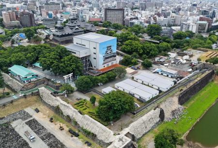 熊本城。右下は崩れた石垣=10日、熊本市