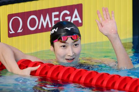 女子50メートルバタフライ決勝のレースを終え、声援に応える池江璃花子。25秒96で6位だった=アーバイン(共同)