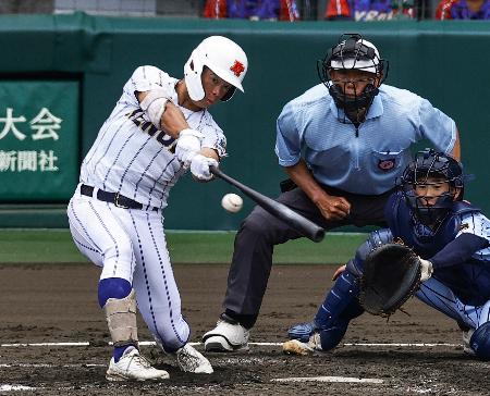 東海大甲府―健大高崎　５回裏健大高崎１死一、二塁、佐藤が右前に先制打を放つ。捕手岡田＝甲子園