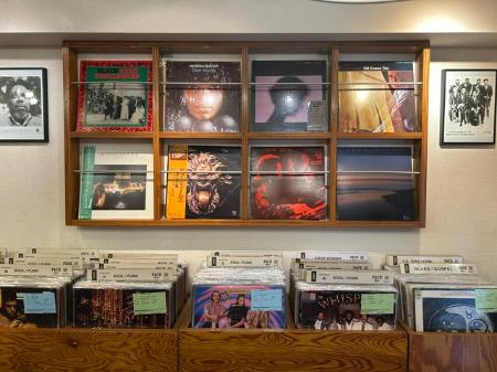 　アート性を感じさせるレコードジャケットが店内に並ぶ＝東京・渋谷（提供写真）