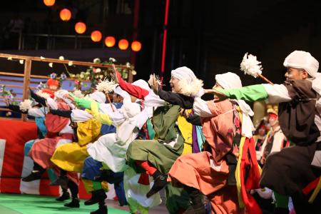 　オリジナル芸能演目「楽劇　六本木楽」を披露する人々（資料、提供写真）