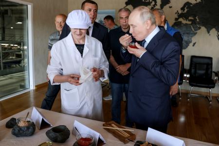 　１３日、北方領土・択捉島の工場を訪れたロシアのプーチン大統領（手前右）（タス＝共同）