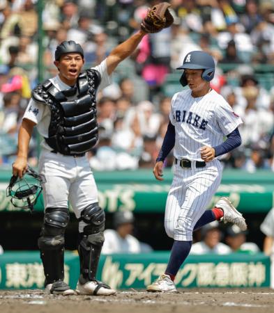 　有明―長崎日大　２回裏有明２死二、三塁、新谷の三ゴロで守備が乱れ、生還する二走工。捕手太田＝甲子園