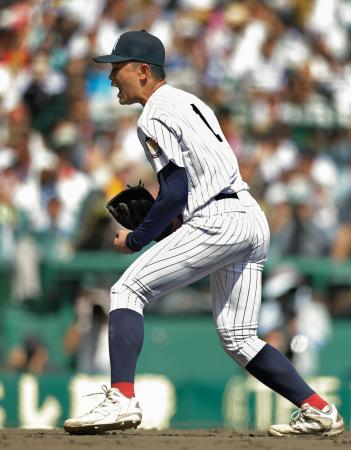 長崎日大に勝利し、喜ぶ有明・斉藤＝甲子園