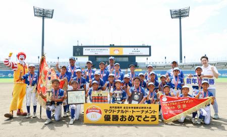 ２年連続９度目の優勝を果たし、記念写真に納まる長曽根ストロングスの選手ら＝松山中央公園野球場
