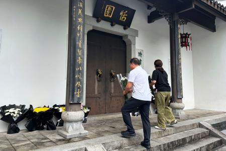 中国湖南省長沙市の朱鎔基元首相の旧居に献花する人たち=13日(共同)